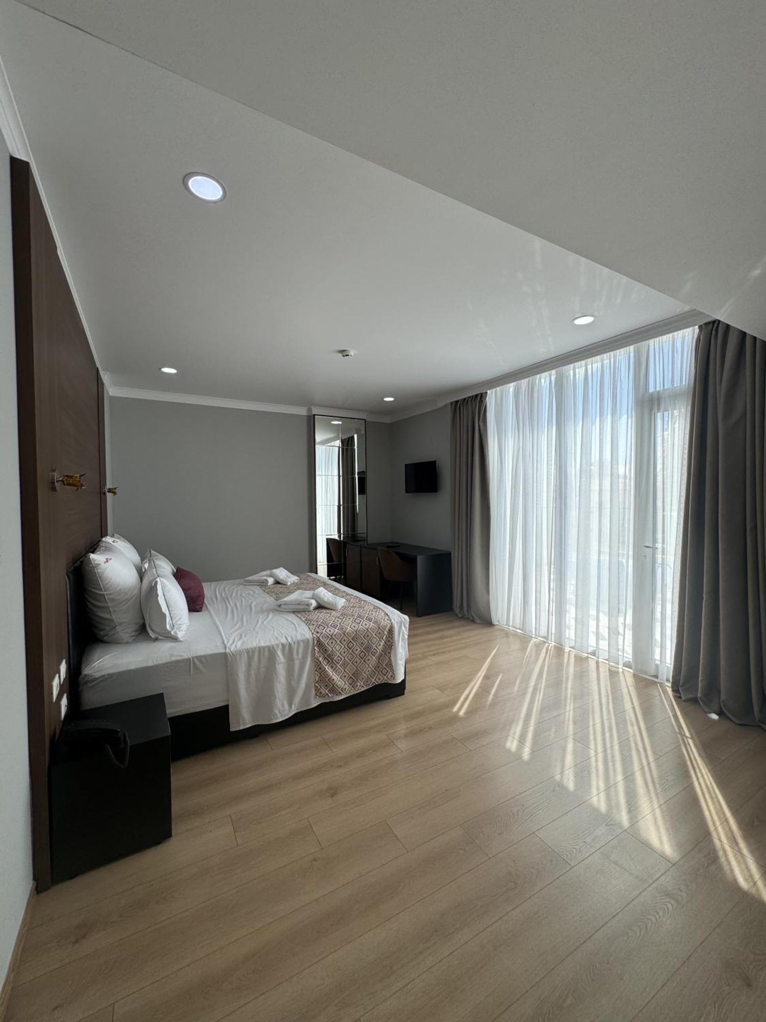 Hotel Britania Vlore Bagian luar foto